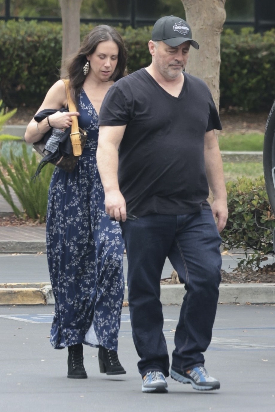 Matt LeBlanc and his daughter Marina LeBlanc unloading luggage and a digital piano from a car in Woodland Hills with a friend