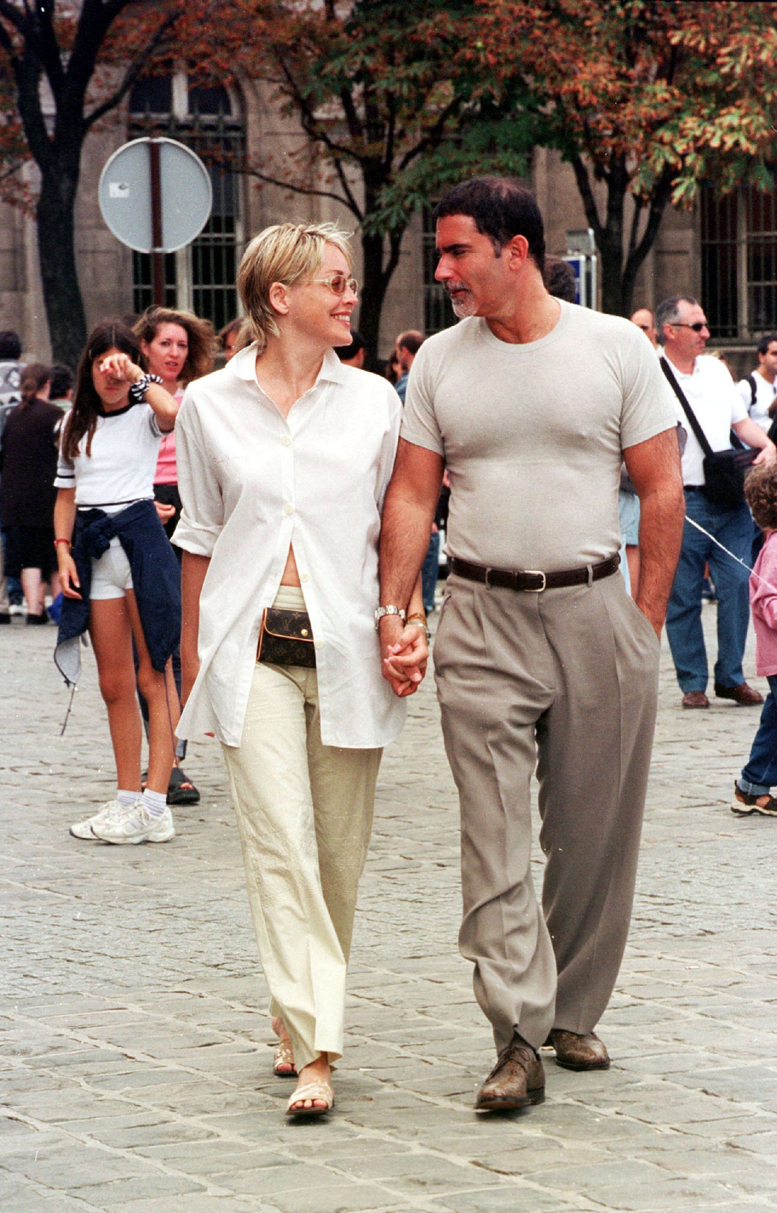 * STONE LOSES CUSTODY OF SON
Actress SHARON STONE has lost physical custody of her young son with ex-husband PHIL BRONSTEIN.
 Last October (07), a judge ruled that Stone and Bronstein, a newspaper edi