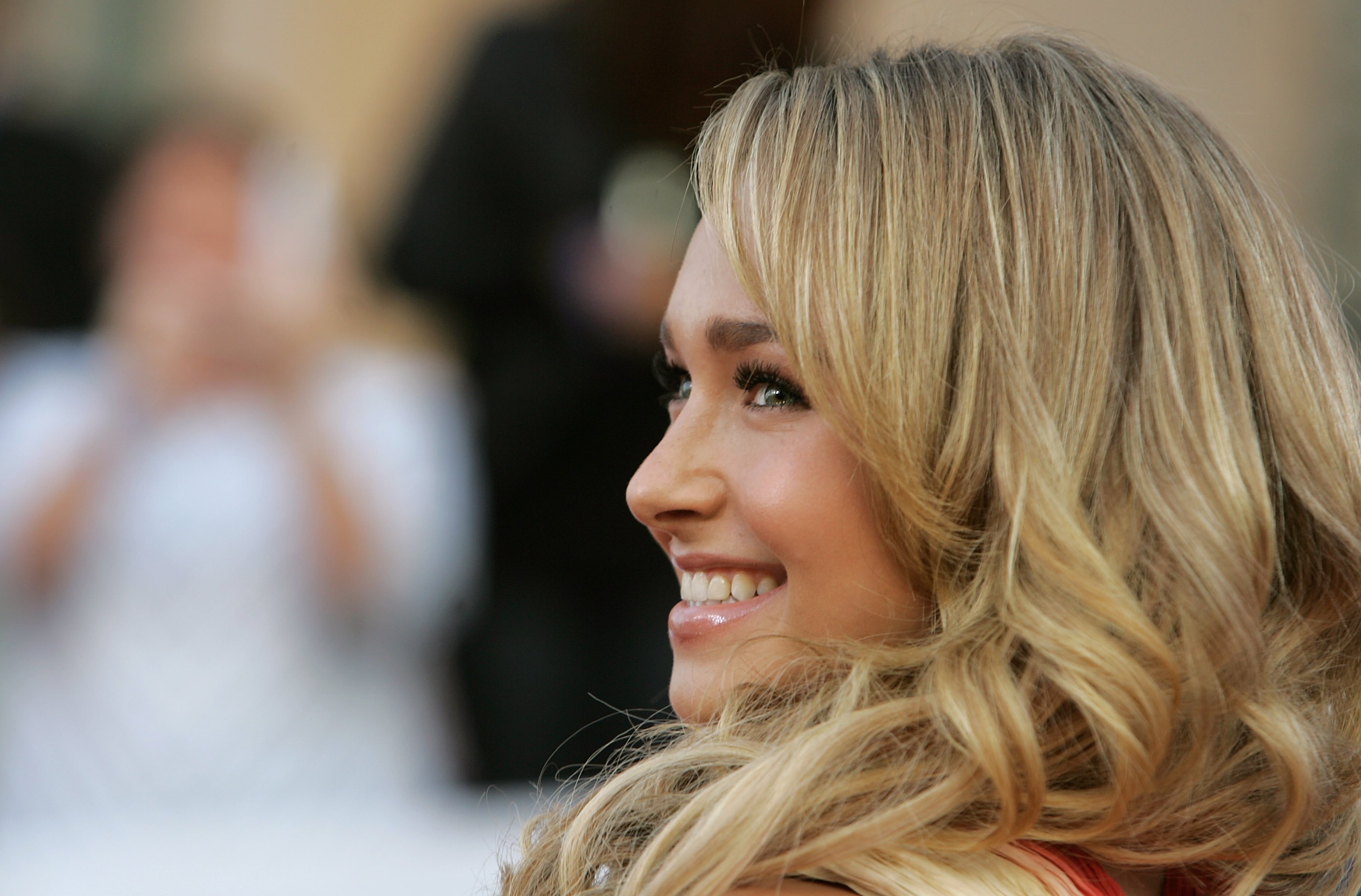 Hayden Panettiere smiling in profile, with long wavy blonde hair, at the 2007 People's Choice Awards red carpet.