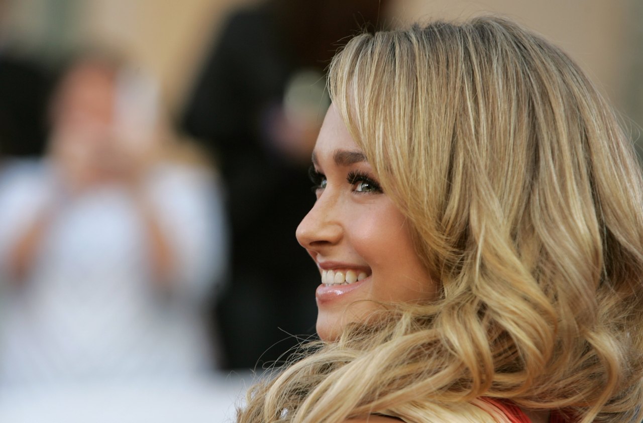 Hayden Panettiere smiling in profile, with long wavy blonde hair, at the 2007 People's Choice Awards red carpet.