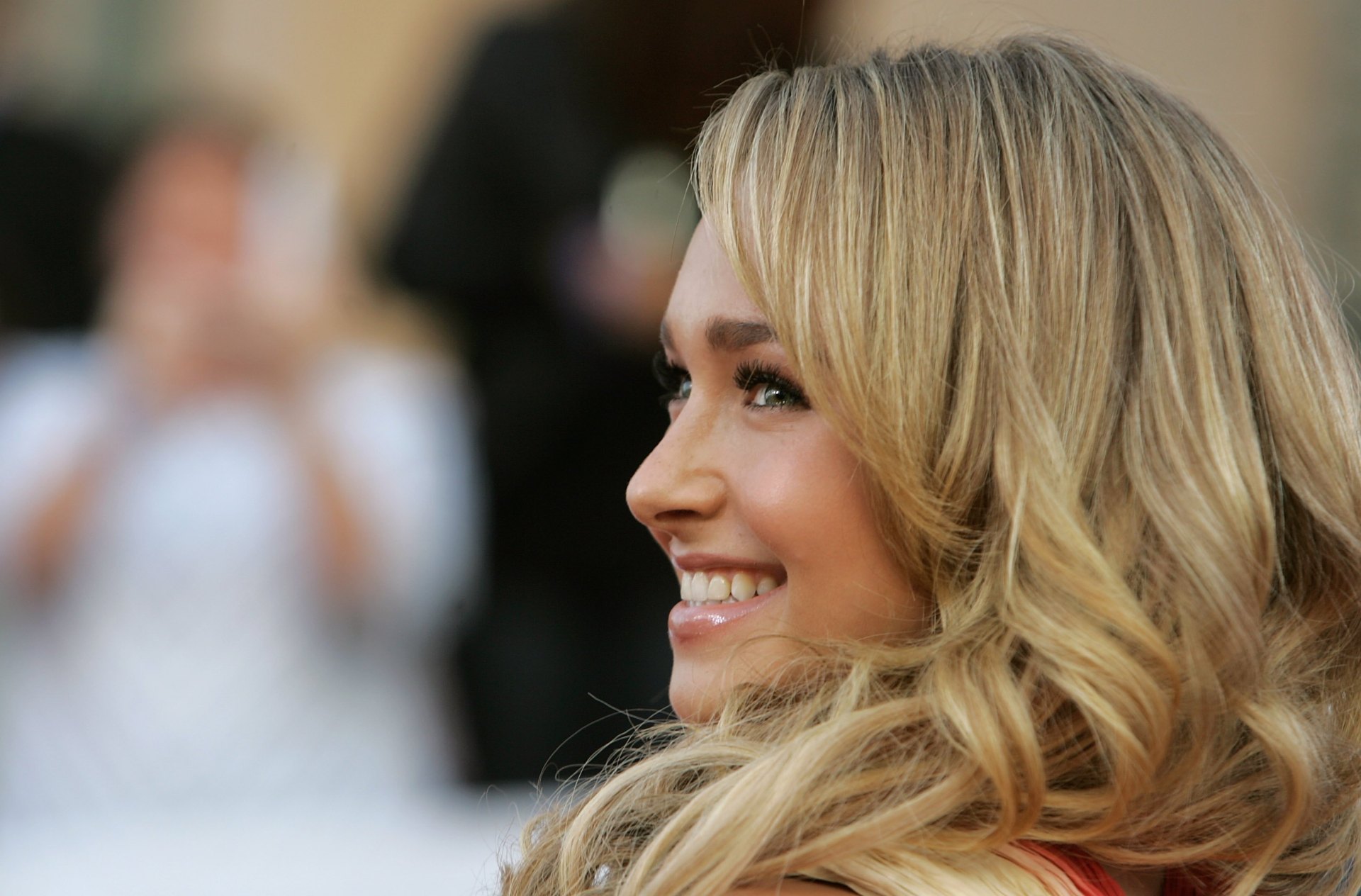 Hayden Panettiere smiling in profile, with long wavy blonde hair, at the 2007 People's Choice Awards red carpet.