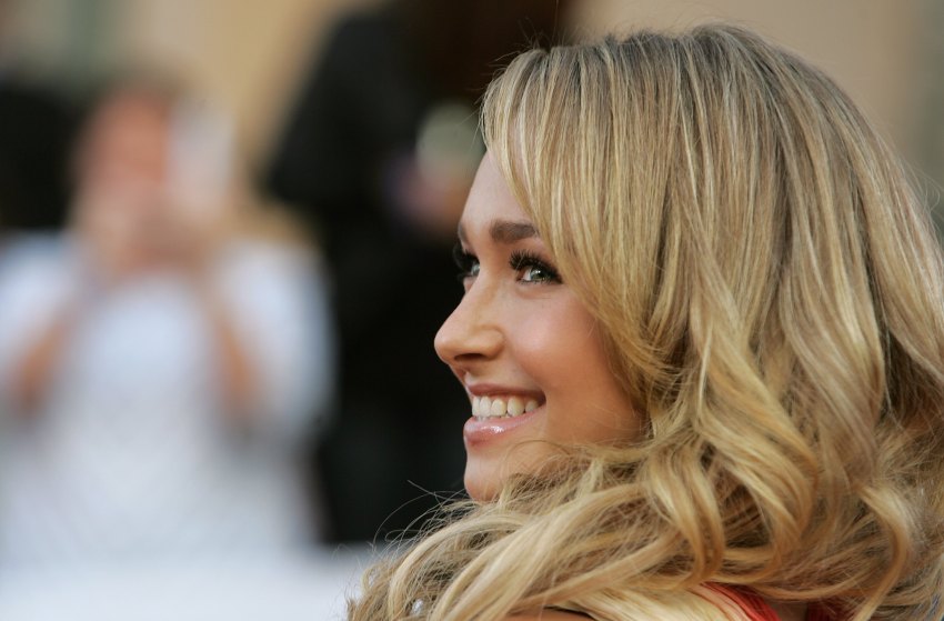 Hayden Panettiere smiling in profile, with long wavy blonde hair, at the 2007 People's Choice Awards red carpet.