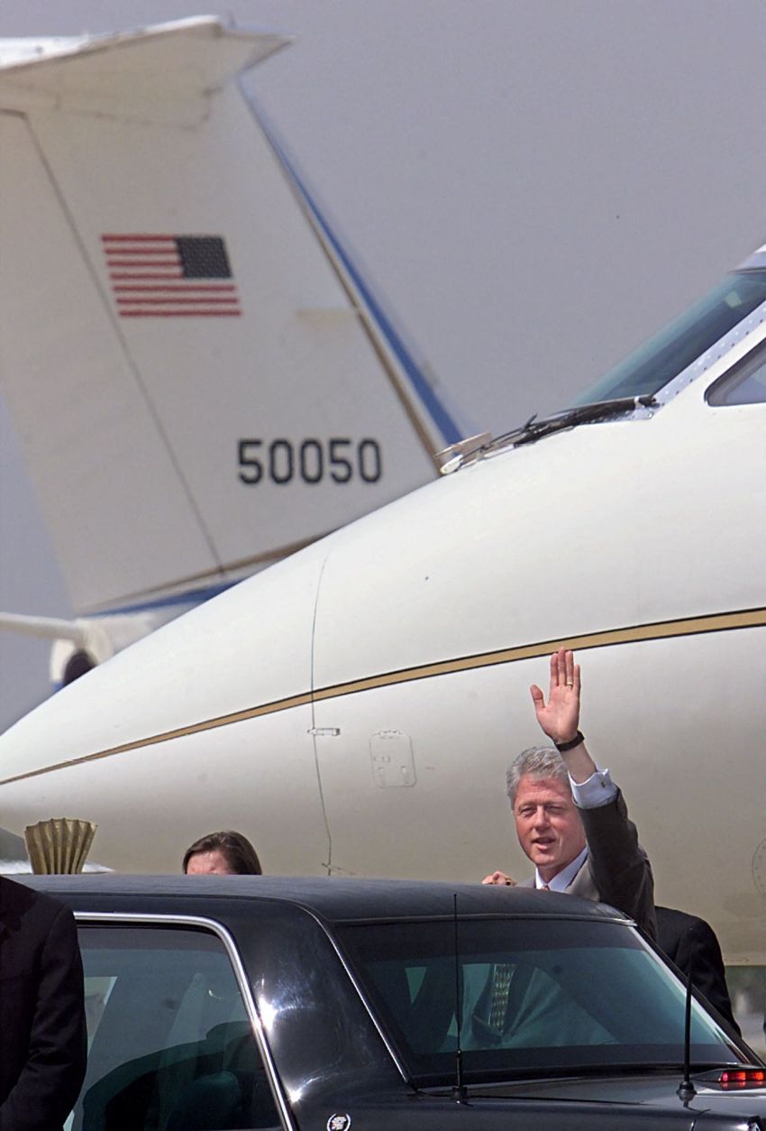 Bill Clinton waving to media on the tarmac at Islamabad International Airport in 2000